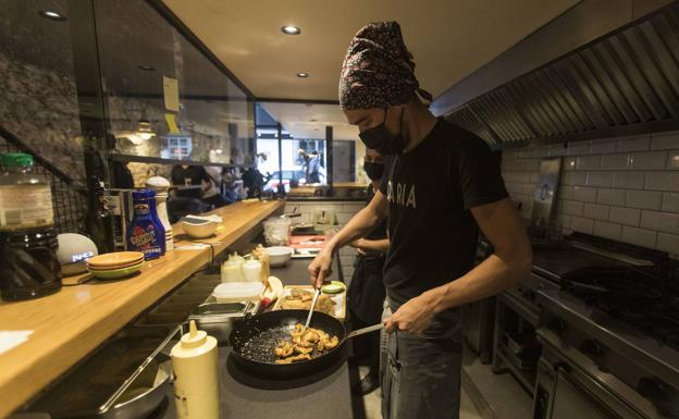 La hostelería recupera hoy las barras después de casi un año