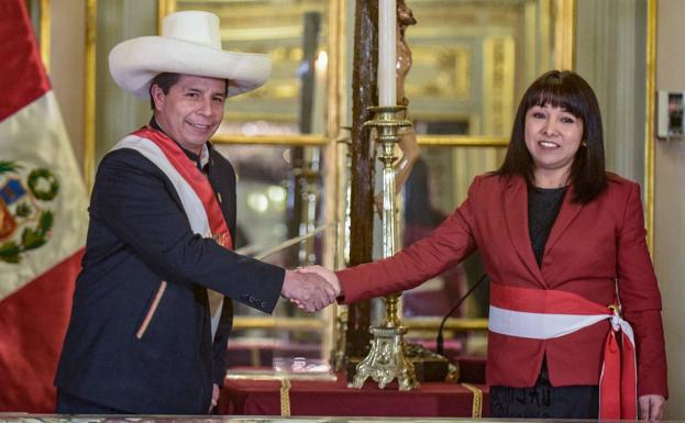 Castillo conforma en Perú un Gobierno más moderado