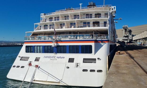 Atraca en Santander el Hanseatic Nature, un crucero de lujo con 116 pasajeros