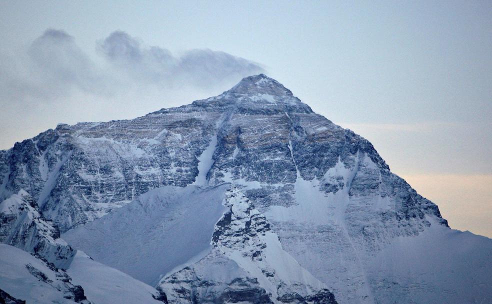 Sebastián Álvaro trata de resolver el gran enigma del Everest