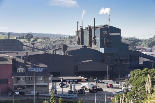 Ferroatlántica recorta las horas de actividad de sus otros tres hornos para ahorrar electricidad