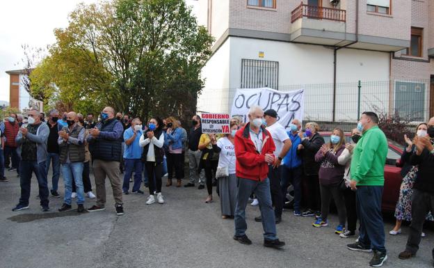 Los vecinos de Treto se concentran bajo el clamor de «¡fuera okupas»!