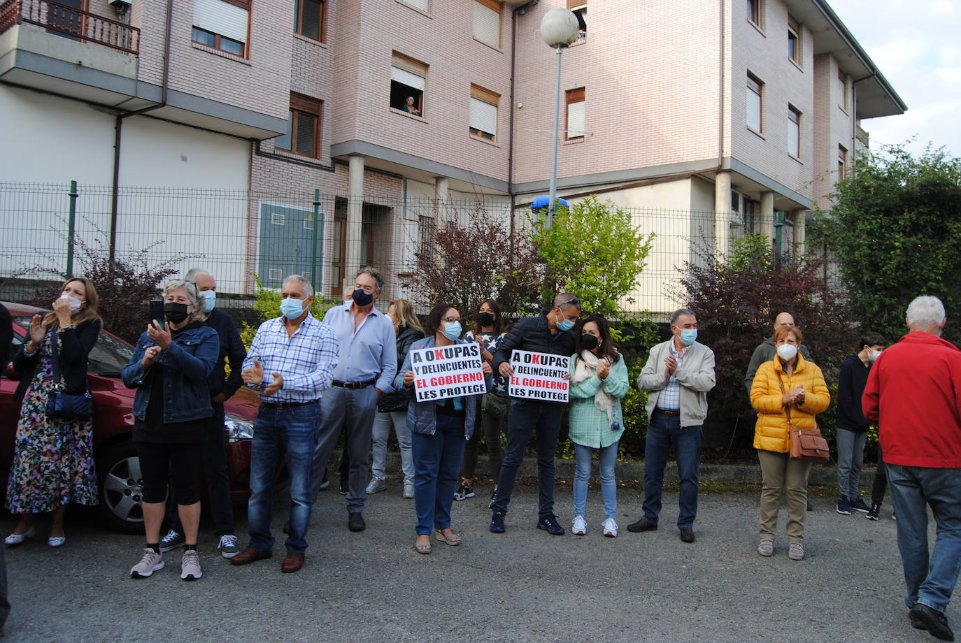 Protestas contra los okupas de una vivienda en Treto