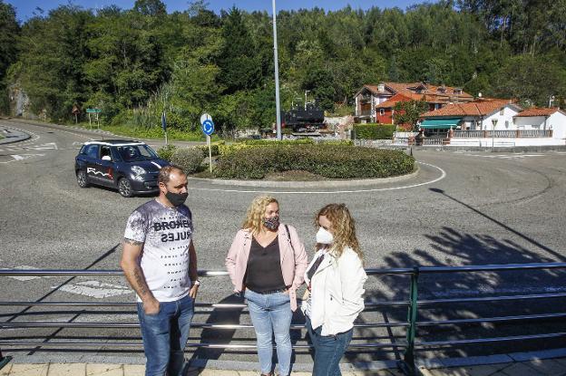 Los vecinos de Ganzo urgen una solución a los accidentes en la rotonda del hospital