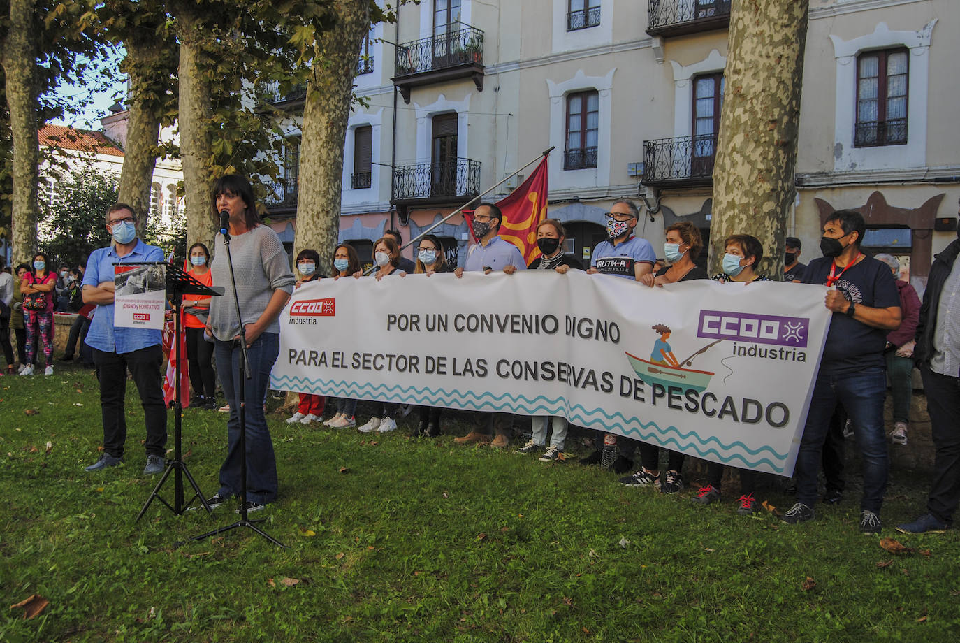 Los trabajadores de las conservas de pescado toman las calles de Santoña