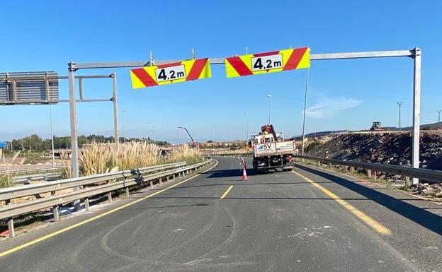 Reabre al tráfico la A-67 tras 19 horas cortada en Cartes por el accidente contra el gálibo