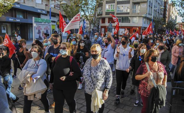 El sector conservero reclama en Santoña un salario «equitativo y digno»