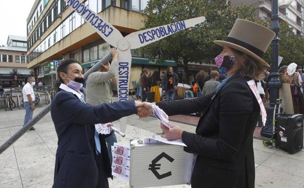 La protesta contra los eólicos llega a Torrelavega