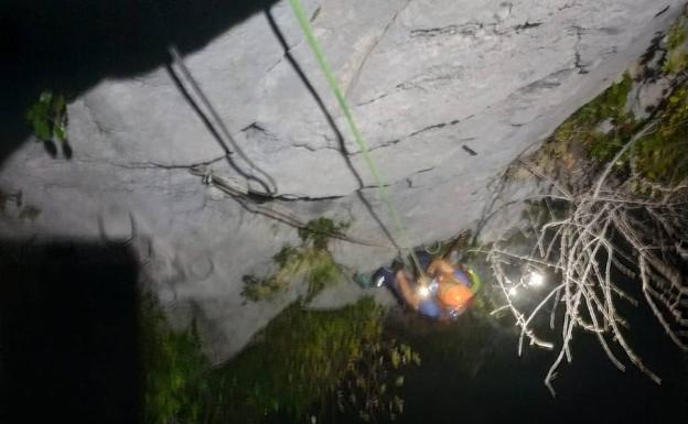 Rescatadas casi a medianoche dos mujeres atrapadas en la vía ferrata de Socueva