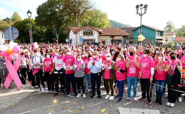 Castro Urdiales celebra su 'Abrazo solidario' contra el cáncer de mama