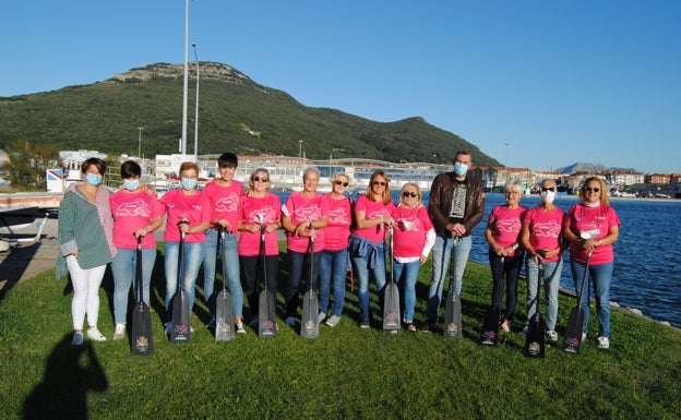 Cantabria en Rosa estrena palas de carbono para la práctica del dragon boat