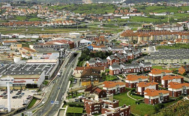 Un joven en ciclomotor choca contra su padre, que iba en moto, y ambos resultan heridos