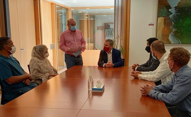 Una delegación saharaui visita Bezana, dentro de la ronda de contactos previstos por Cantabria