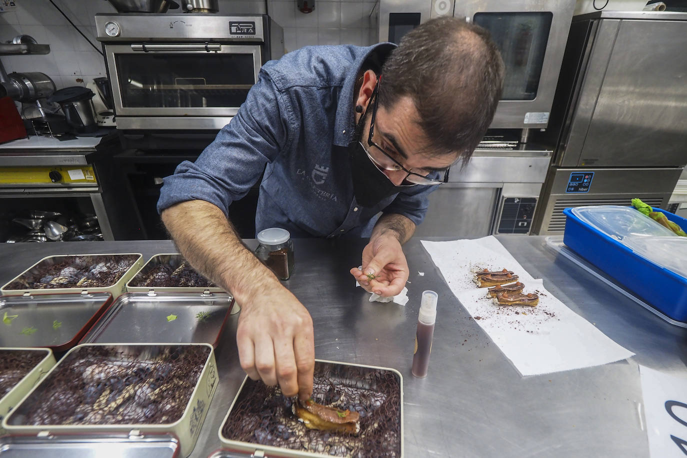 El establecimiento santoñés La Tasca gana el II Certamen de Pinchos de Anchoa de Cantabria