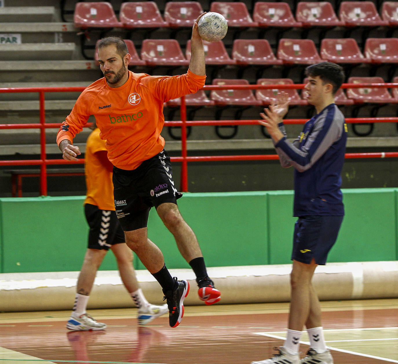 Entrenamiento del Bathco Torrelavega antes del derbi cántabro de la Asobal