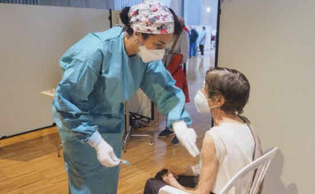 Cantabria comenzará el lunes con la vacunación de terceras dosis a mayores de 70 años