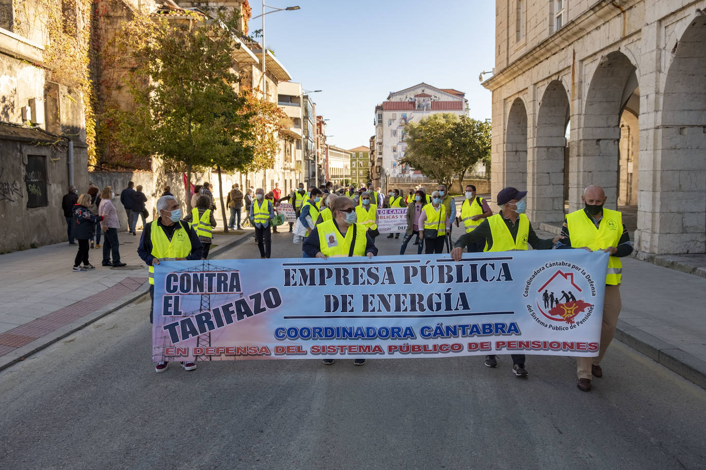 Los pensionistas escenifican en la calle su rechazo al elevado coste de la luz y el gas