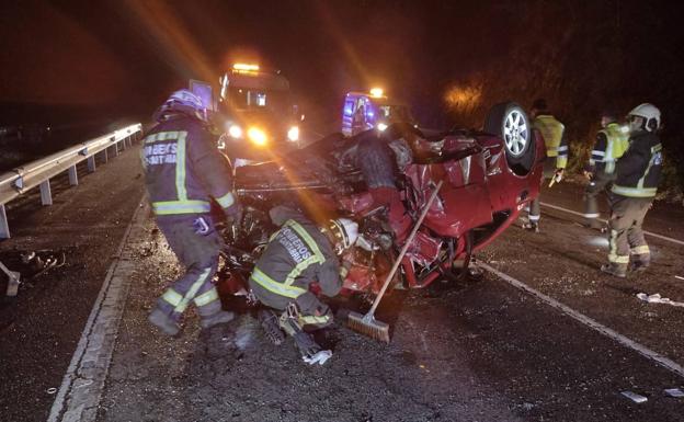 Cuatro heridos con pronóstico reservado en un accidente en Santa María de Cayón