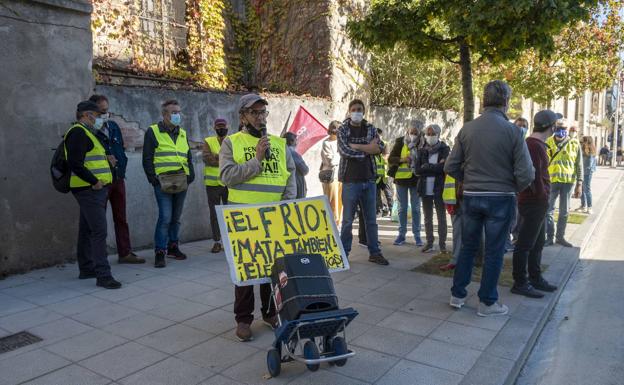 Los pensionistas escenifican en la calle su rechazo al elevado coste de la luz y el gas