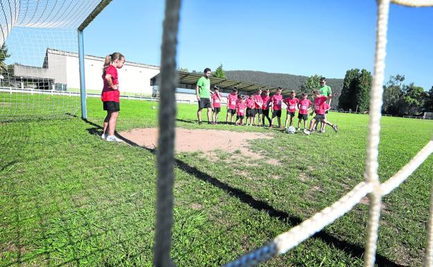 Cabezón da los primeros pasos para renovar el campo de fútbol de Santiago Galas