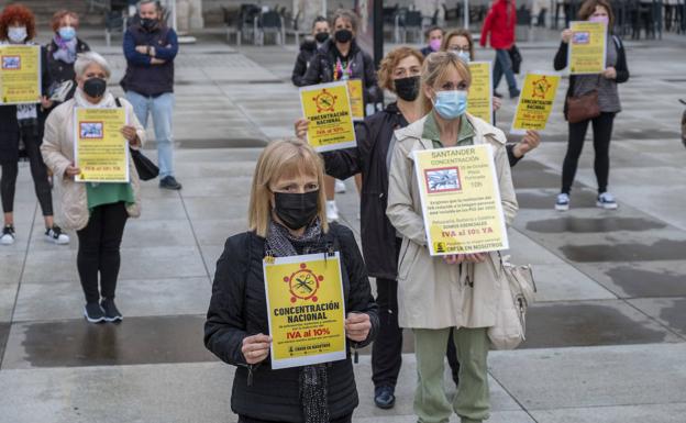 Las peluqueras vuelven a las calles de Santander para reclamar la bajada del IVA