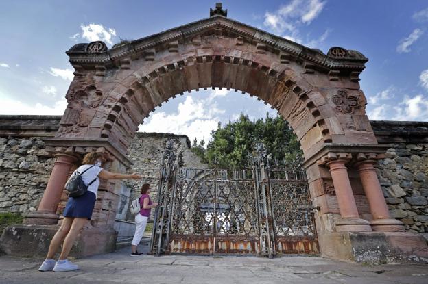 La parroquia de Comillas financiará la restauración de la verja del cementerio