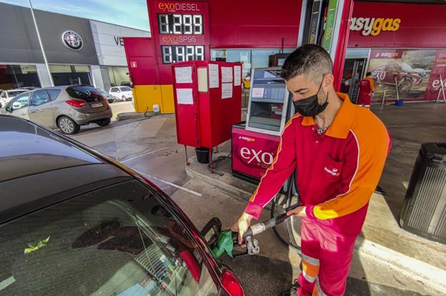 El precio de los carburantes se dispara y alcanza la cifra más alta desde 2012