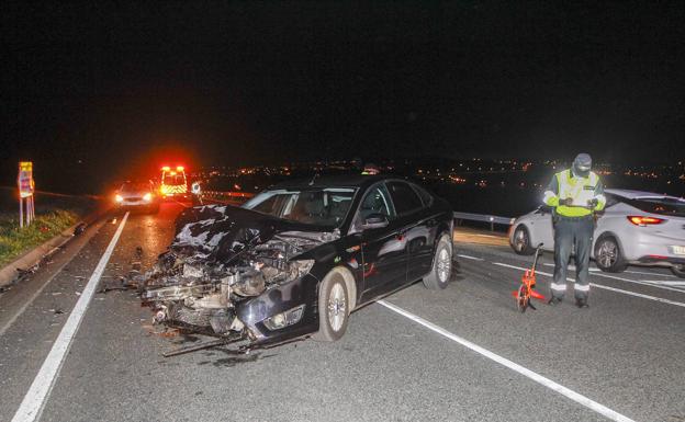 Colisión entre un motorista y un coche en Puente Avíos