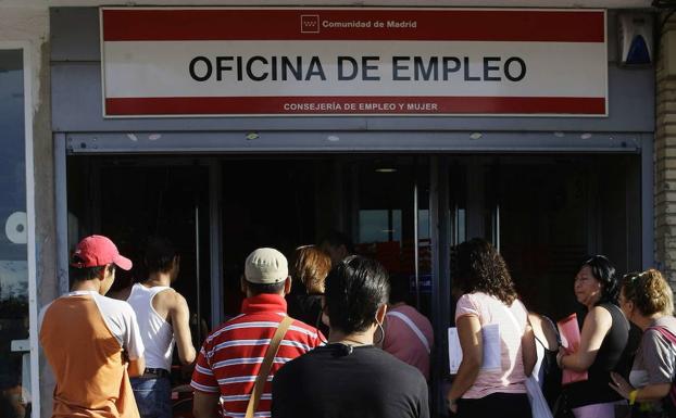 Cantabria reduce su paro el triple que la media nacional