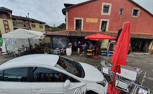 Un vecino de Roiz embiste con su coche la terraza de un bar del pueblo