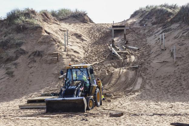 El Parque Natural de las dunas de Liencres se queda sin parte de su pasarela