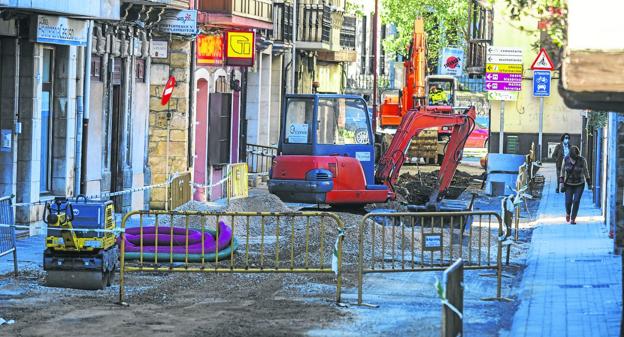 Ampuero reforma la calle El Comercio para ampliar aceras y hacerla accesible
