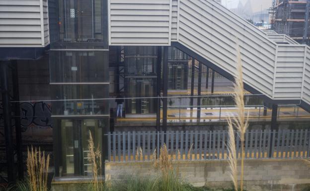 Los tres ascensores panorámicos del apeadero de Valdecilla entran hoy en funcionamiento