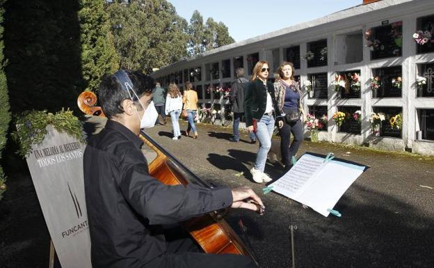 Así se celebra el día de Todos los Santos en los cementerios de Cantabria