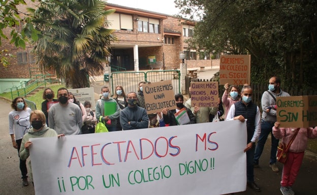Los padres del colegio de Villaescusa, «hartos» de esperar la ampliación del centro