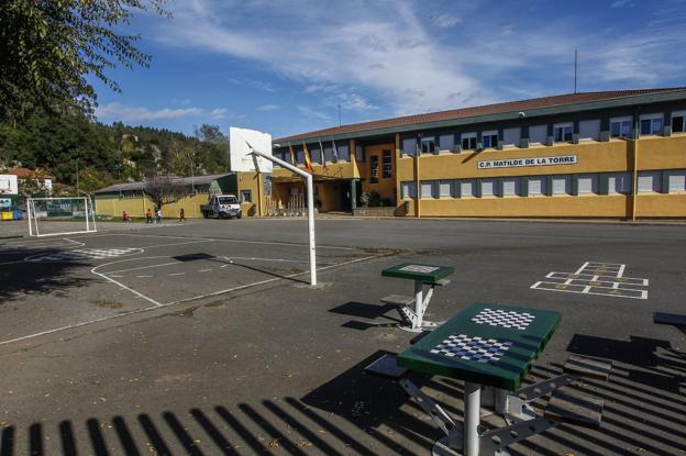 Malestar en el colegio de Ganzo porque se retrasa la cubierta de la pista deportiva