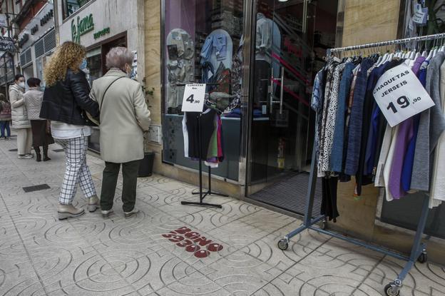 Los 10.000 bonos del comercio de Torrelavega se agotan en cuatro horas