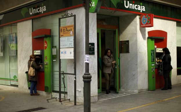 Unicaja plantea el despido de 52 empleados y el cierre de 28 de sus 72 oficinas en Cantabria