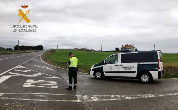 La Guardia Civil detiene a un conductor tras causar un accidente en el que un motorista resultó herido grave