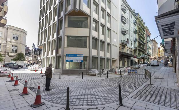 Desalojan un local hostelero en Santander por ruido, por permitir fumar dentro y rebasar el horario