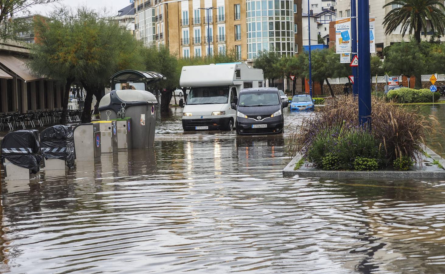 Un mediodía muy pasado por agua en El Sardinero