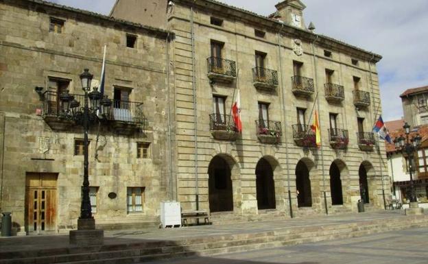 Reinosa congela el IBI y aumenta las tasas de agua y alcantarillado