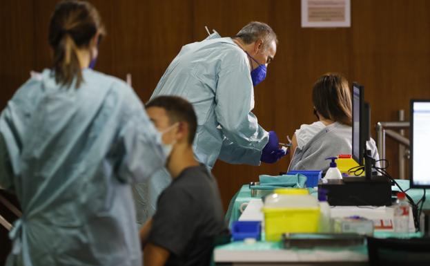 De los 30.000 cántabros sin vacunar hay casi 12.000 que han rechazado sus dosis