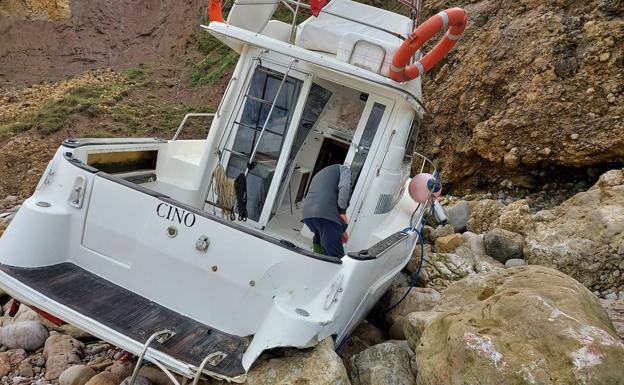 El temporal y las corrientes de la ría de San Vicente provocan importantes daños en una embarcación deportiva