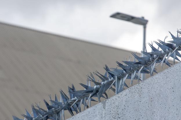 El Puerto coloca concertinas en la zona de escolleras de Raos 10 para frenar a los polizones