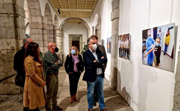 La exposición 'Pandemia, el covid en Cantabria' llega al Parlamento