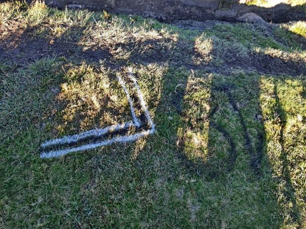 Vecinos de Luena denuncian marcas en el terreno en el que irían los molinos del Escudo