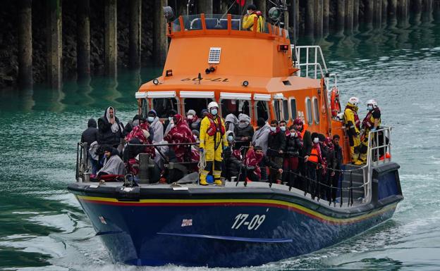 Cerca de un millar de inmigrantes llegan a Reino Unido en un día