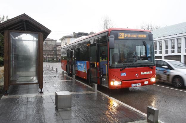 El plan para comarcalizar el servicio de autobús se presentará en dos semanas