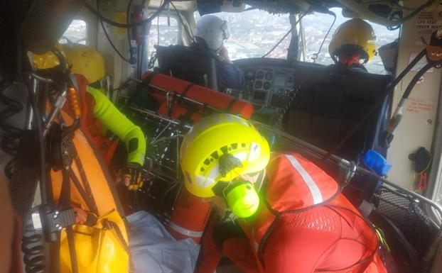 Rescatado un pescador al que una ola arrastró en la costa de Toñanes